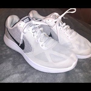 Nike Revelation 3. Women shoes. Size 7.5